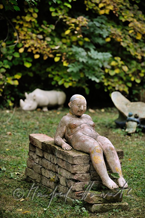 Skulpturen vor dem Atelier der Keramikerin Gundi Dietz