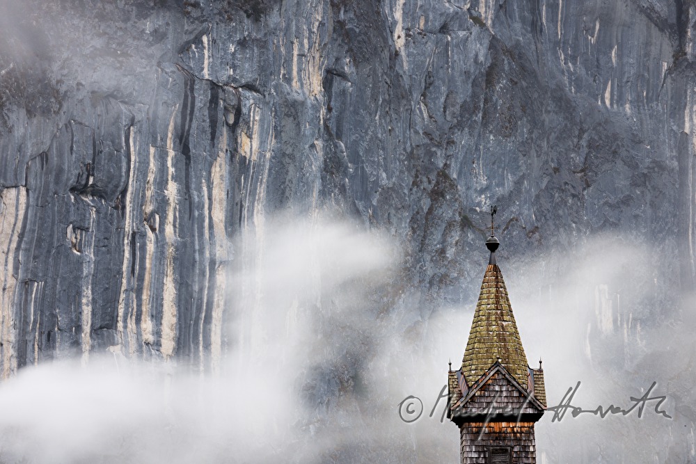 Kirche von Gössl von Nebel umhüllt