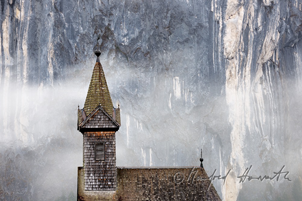 Kirche von Gössl von Nebel umhüllt