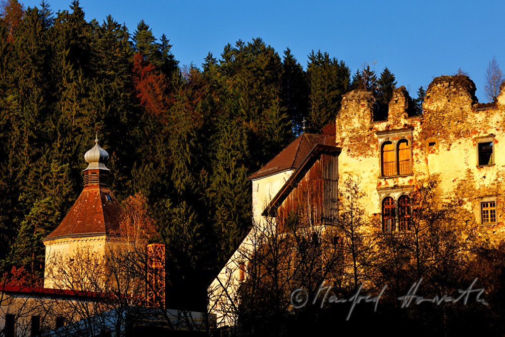 Westfassade der Burgruine im Abendlicht