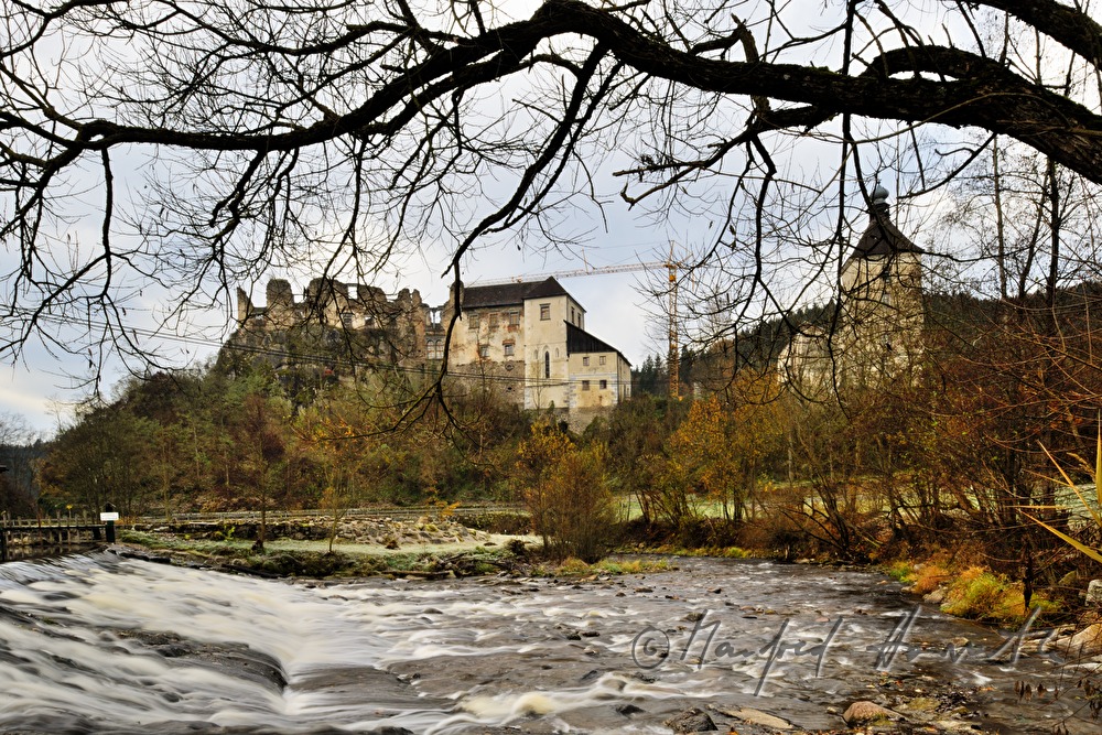 Fluss Waldaist und Burgruine auf dem Hügel