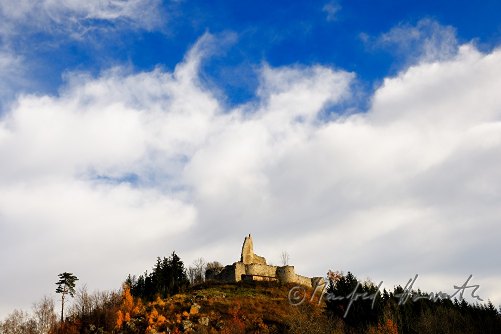 Burgruine Ruttenstein über dem Tal der Großen Naarn