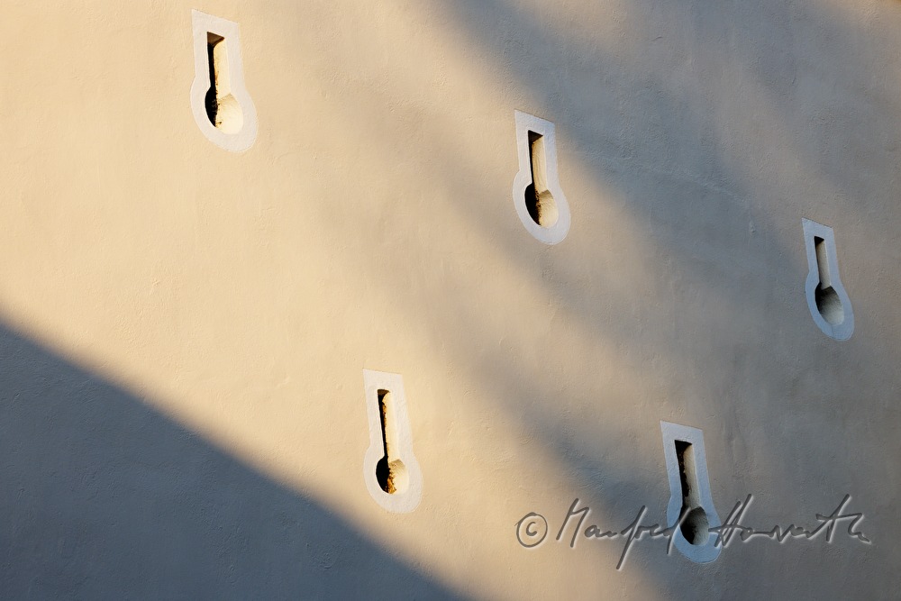 Schießscharten in der Fassade
