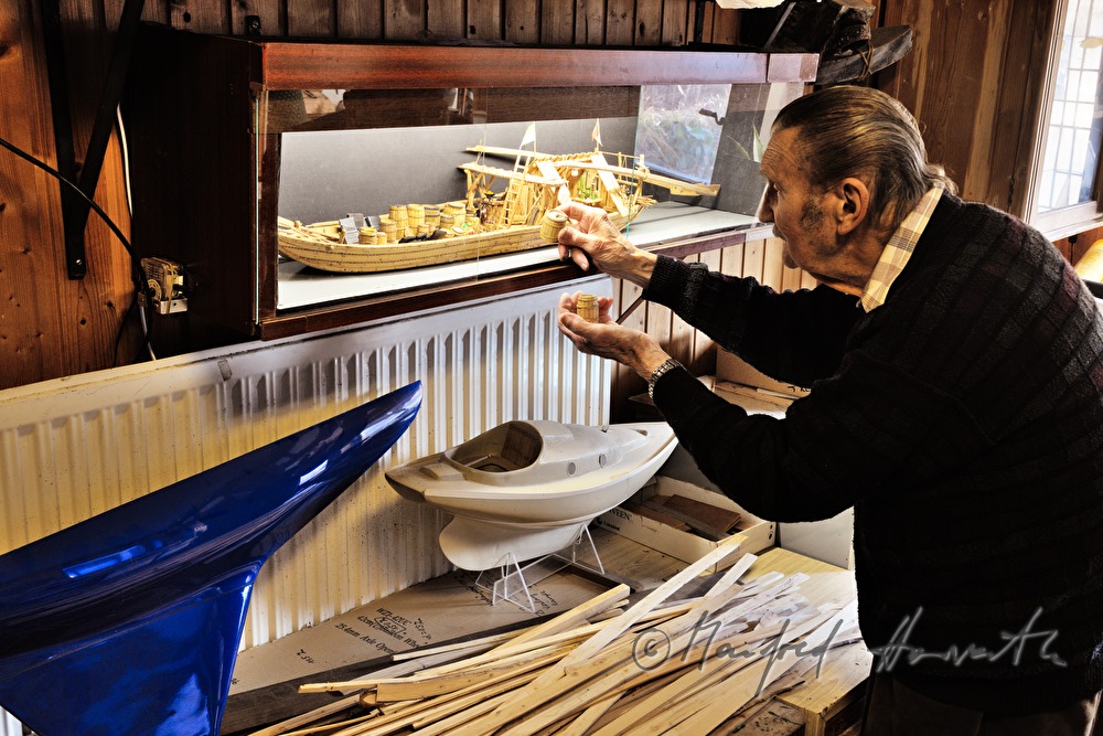 Schiffsmodellbauer Kurt Schaefer bei Ausstellungsvitrine