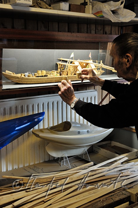 Schiffsmodellbauer Kurt Schaefer bei Ausstellungsvitrine