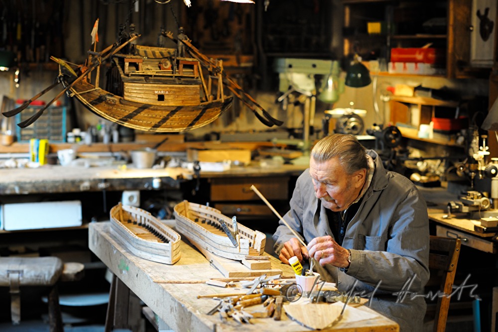 Schiffsmodellbauer Kurt Schaefer in seiner Werkstatt