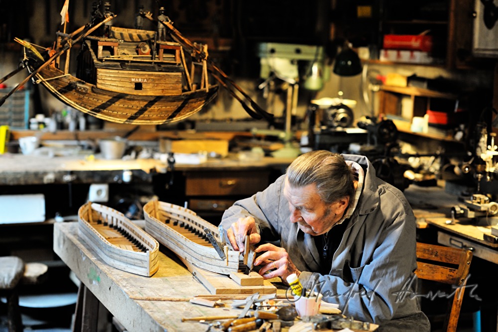 Schiffsmodellbauer Kurt Schaefer in seiner Werkstatt