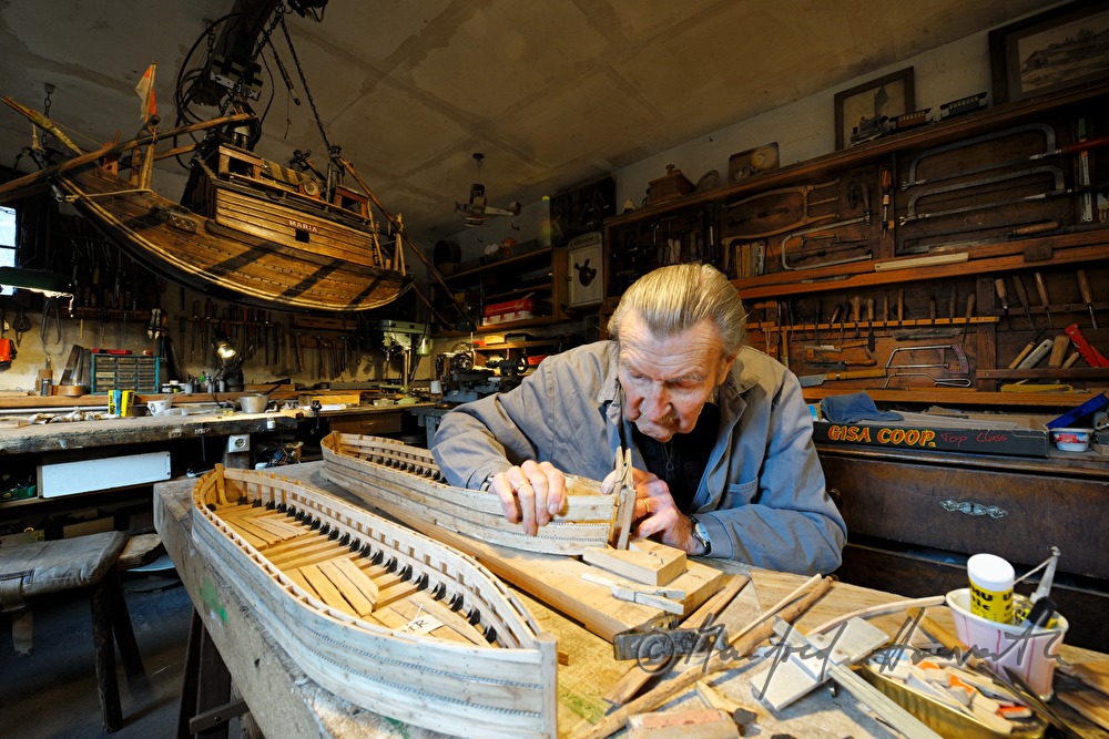 Schiffsmodellbauer Kurt Schaefer in seiner Werkstatt