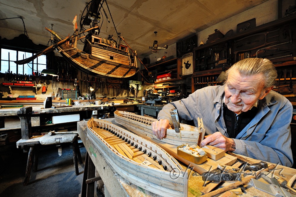 Schiffsmodellbauer Kurt Schaefer in seiner Werkstatt