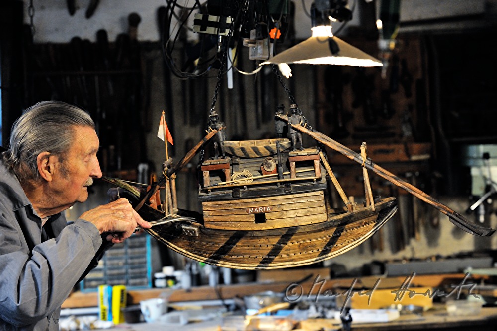Schiffsmodellbauer Kurt Schaefer in seiner Werkstatt