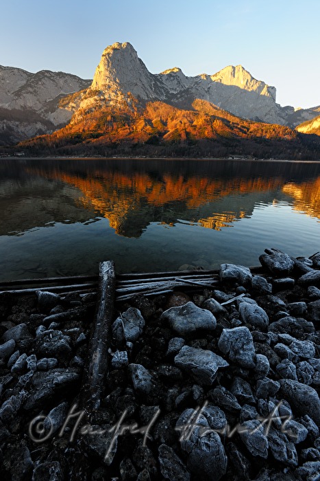 Ufer mit Rauhreif und Blick auf den Loser