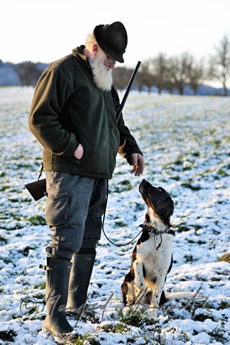 Jäger und Jagdhund bei einer Treibjagd