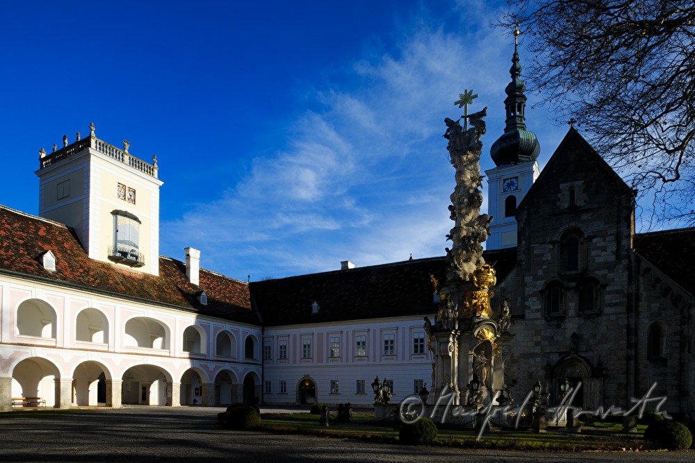 Dreifaltigkeitssäule (Pestsäule) und Innenhof mit Stiftskirche