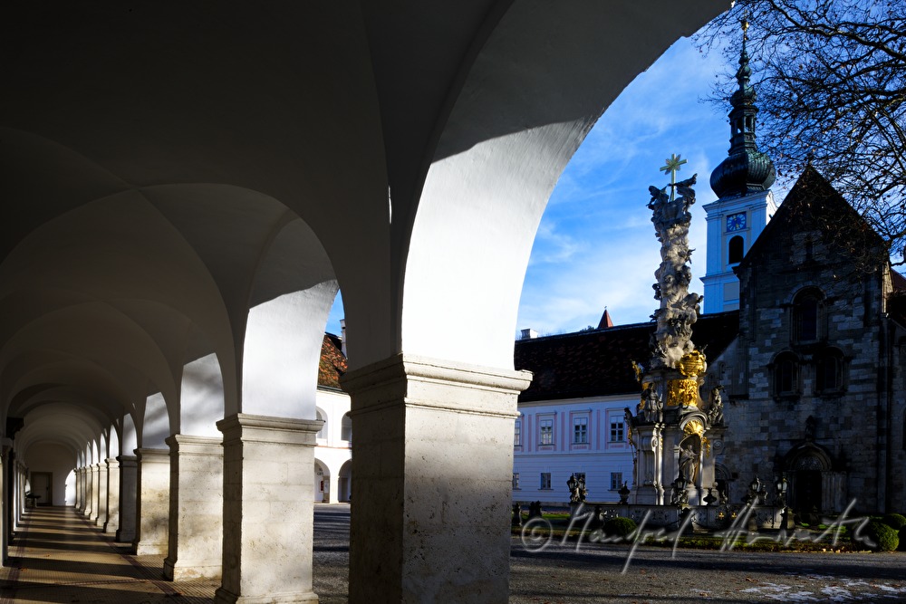 Dreifaltigkeitssäule (Pestsäule) und Innenhof mit Stiftskirche