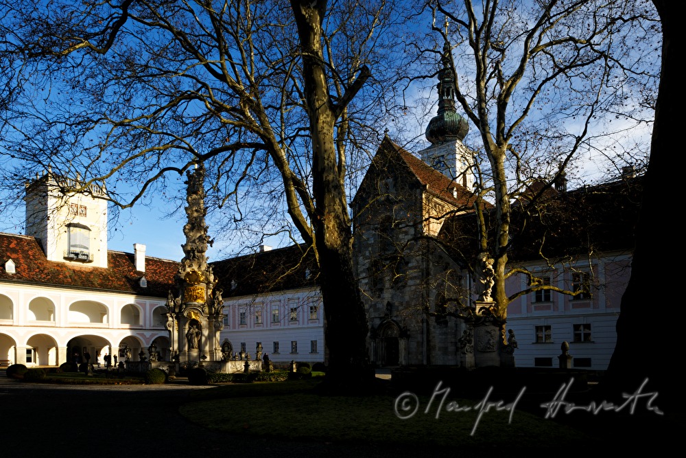 Dreifaltigkeitssäule (Pestsäule) und Innenhof mit Stiftskirche