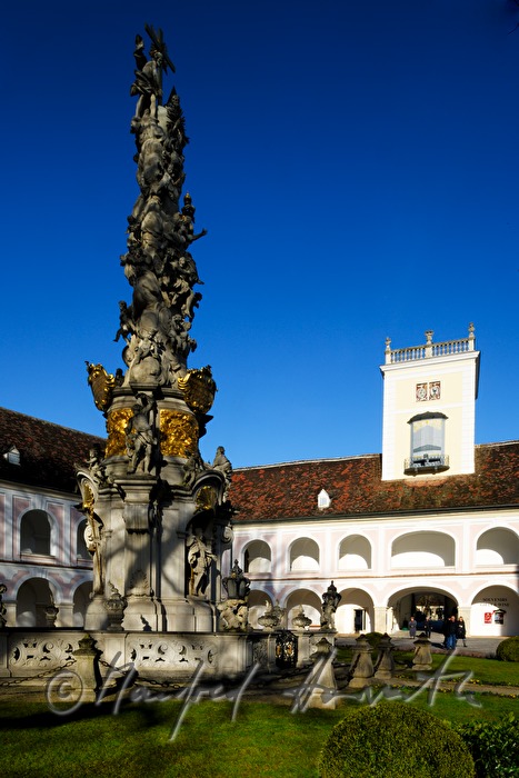 Dreifaltigkeitssäule (Pestsäule) und Innenhof
