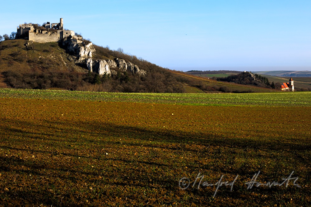 Burgruine und Kirche mit Kalvarienberg