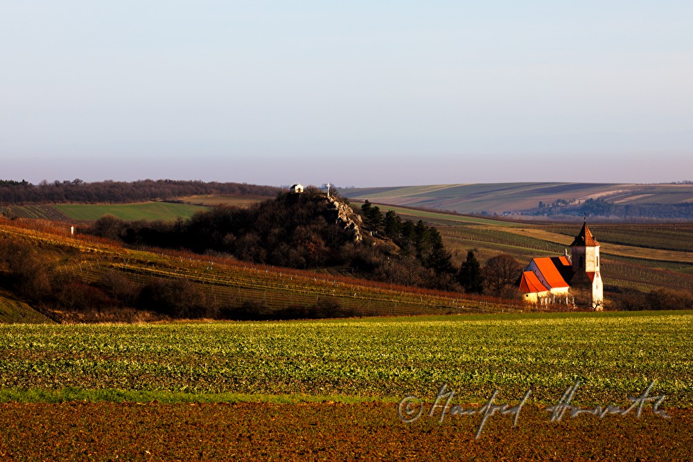 Kirche mit Kalvarienberg und Feld
