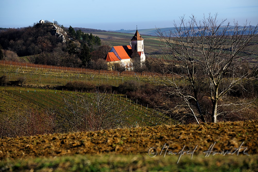 Kirche mit Kalvarienberg und Feld