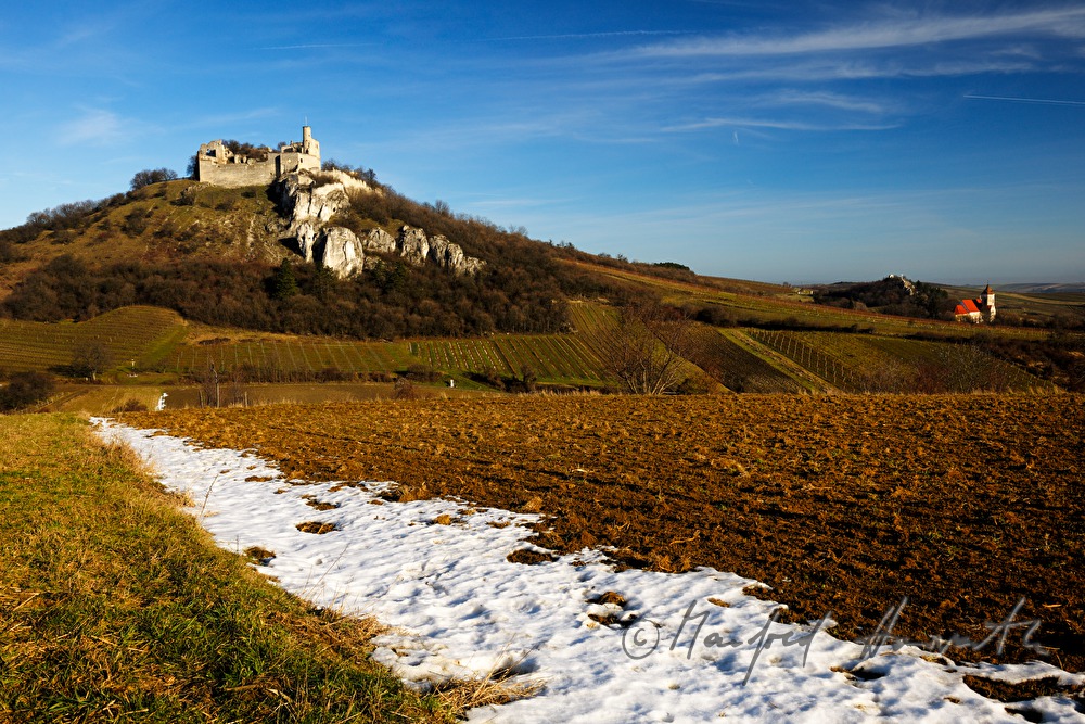Burgruine und Kirche mit Kalvarienberg