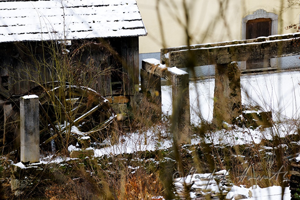 Gerinne und Wasserrad einer Mühle