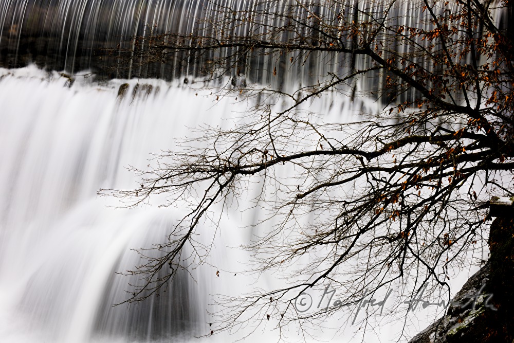Wasserfall und Wehr bei alter Mühle