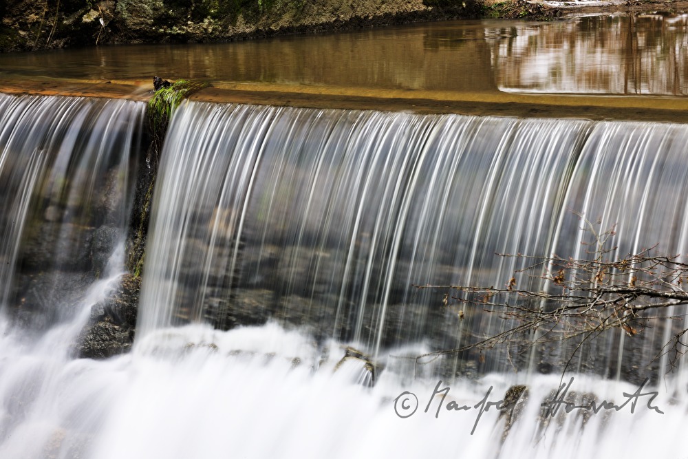 Wasserfall und Wehr bei alter Mühle