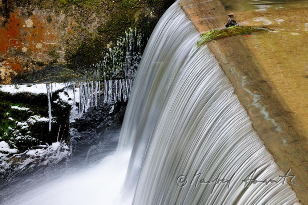 Wasserfall und Wehr bei alter Mühle