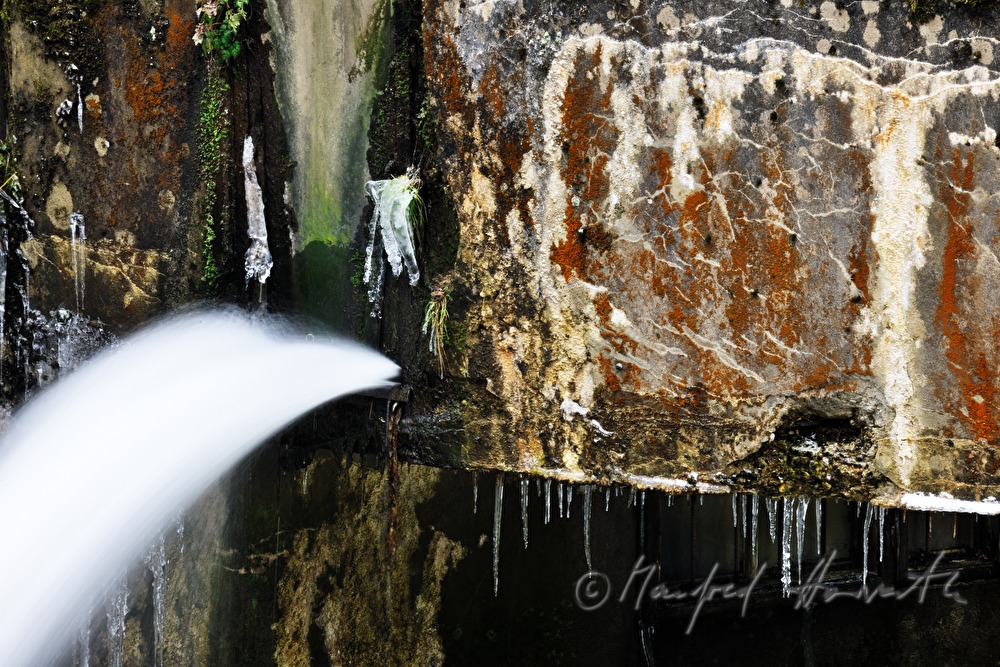 Wasserstrahl und Wehr bei alter Mühle