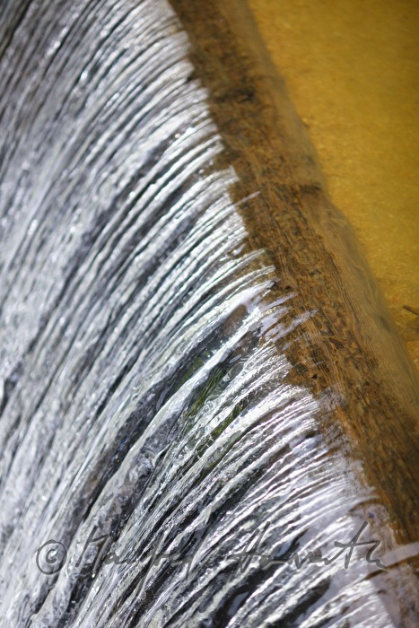 Wasserfall und Wehr bei alter Mühle