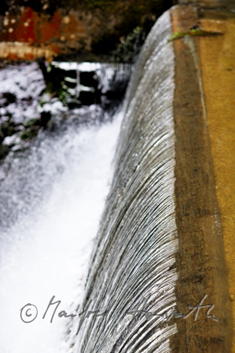 Wasserfall und Wehr bei alter Mühle