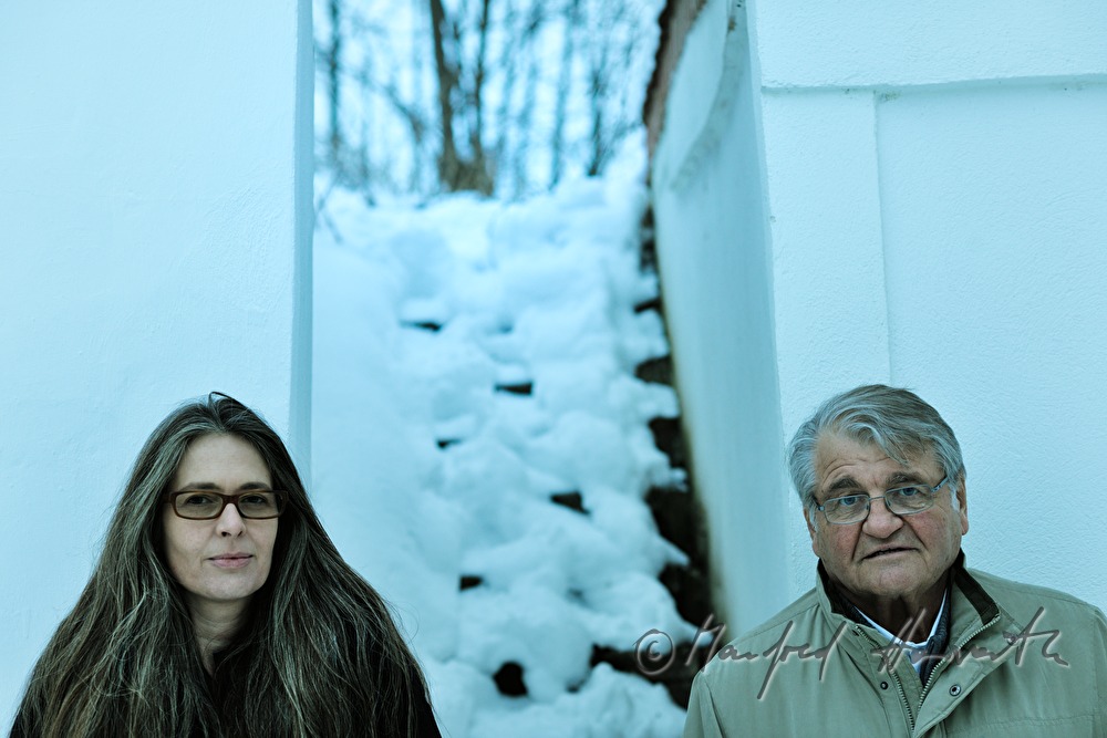 Peter Turrini und Silke Hassler in einer Häuserflucht