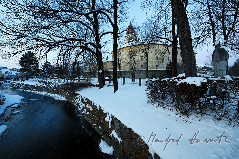 Schloss Freistadt und  Statue des Heiligen Nepumuk