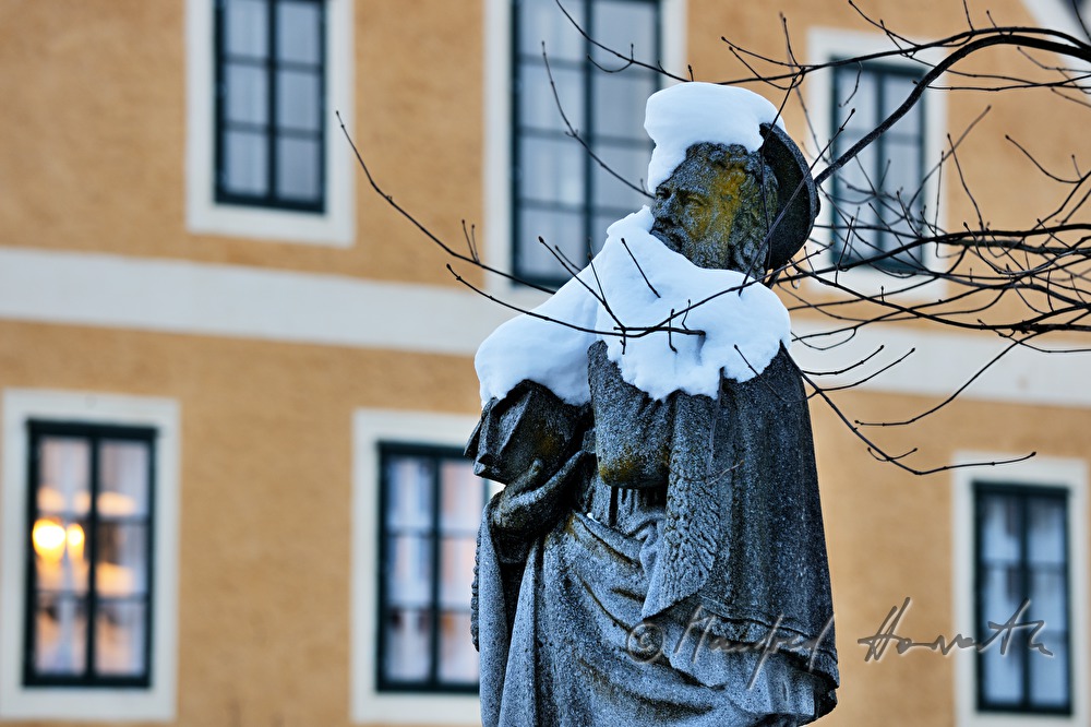 schneebedeckte Statue des Heiligen Nepumuk