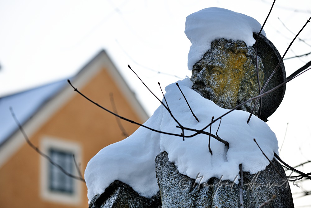 schneebedeckte Statue des Heiligen Nepumuk