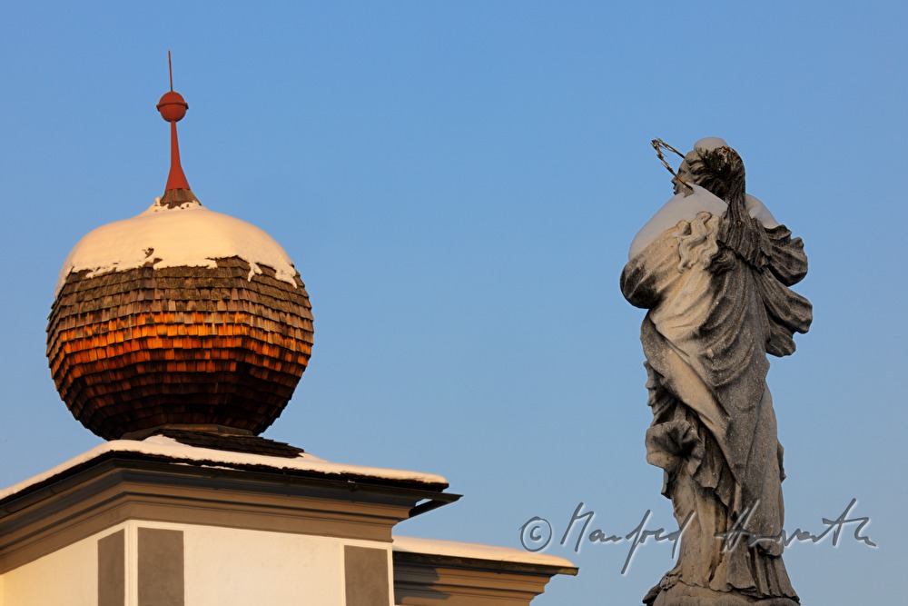 Häuserzeile und Rathaus auf dem Hauptplatz