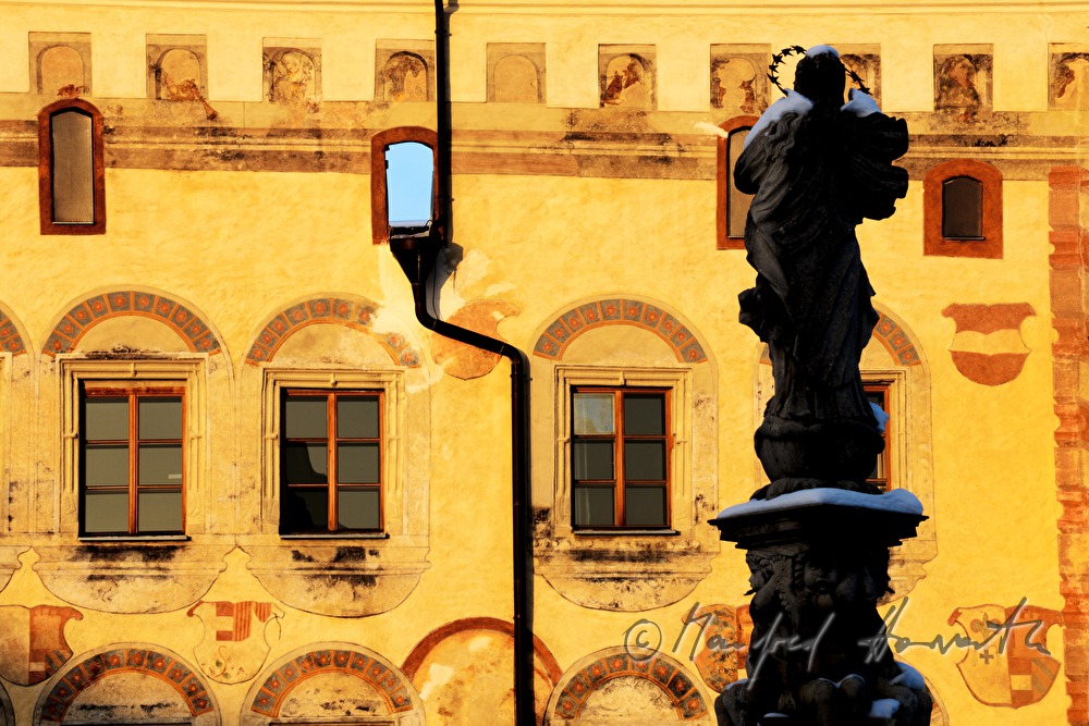 Detail eines Renaissance-Hauses und Mariensäule