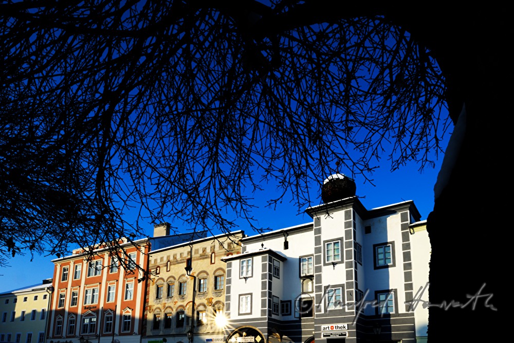 Häuserzeile und Rathaus auf dem Hauptplatz