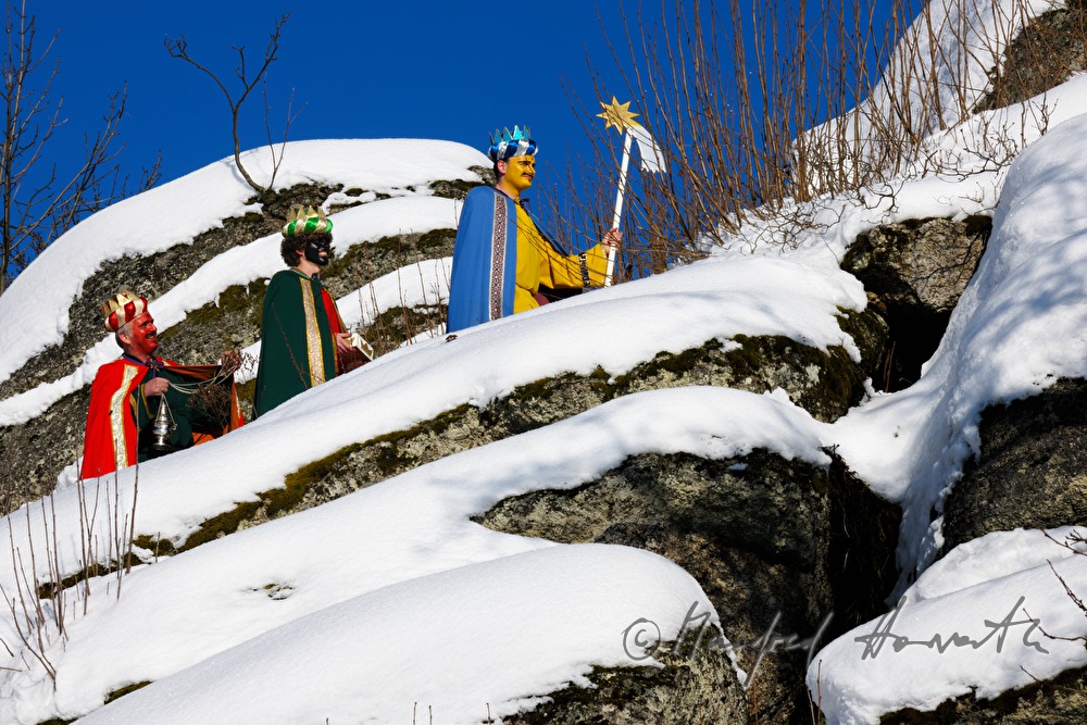 Sternsinger überqueren eine Waldlichtung