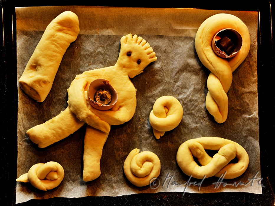 backen von Ostergebäck (Osterstern, Osterkranz und Ostermandl)