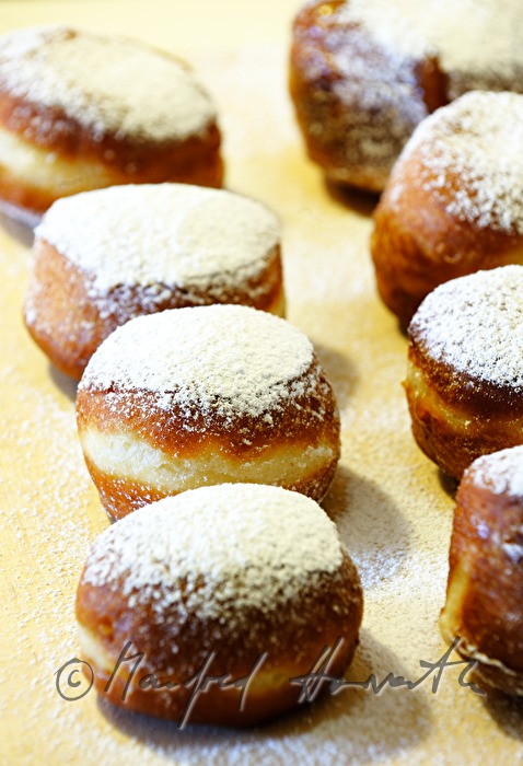 Faschingskrapfen aus gebackenem Germteig