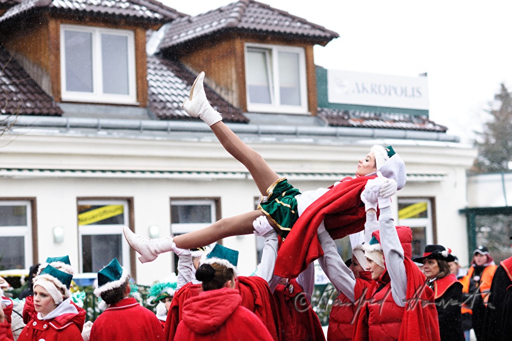 Mädchen-Gilde als Russinnen verkleidet beim Faschingsumzug