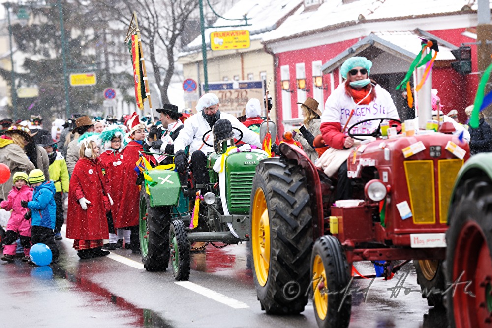 Traktorfahrer  beim Faschingsumzug