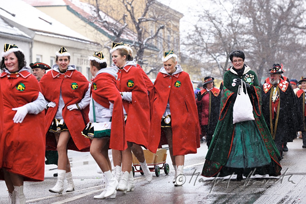 Mädchen-Gilde als Russinnen verkleidet beim Faschingsumzug