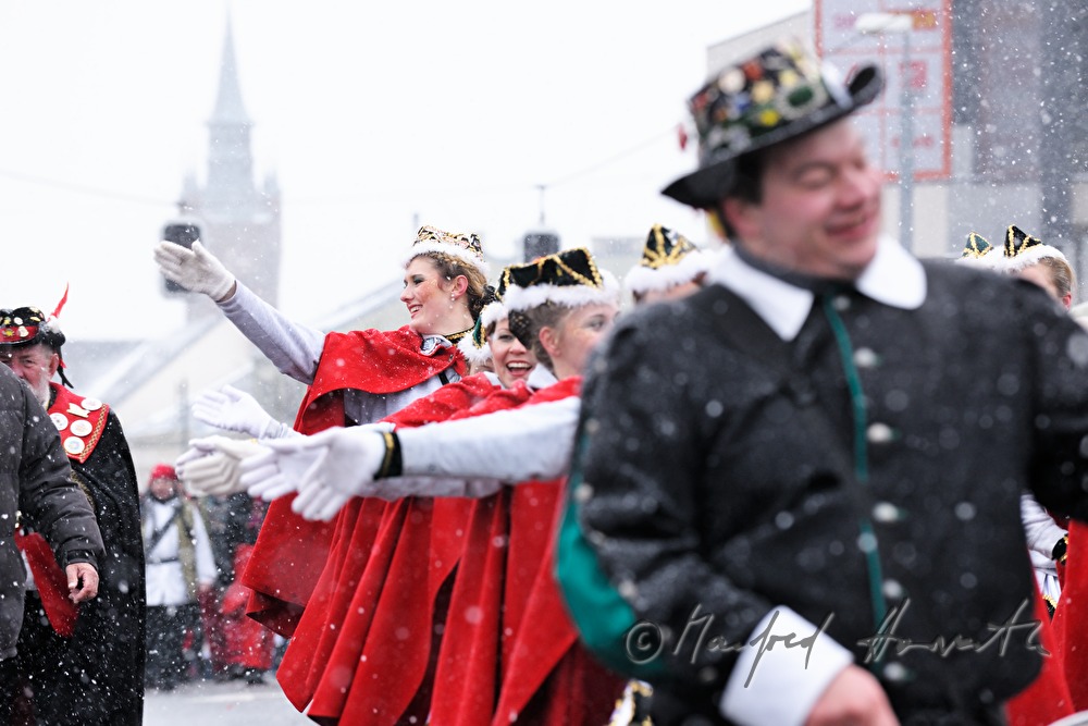 Mädchen-Gilde als Russinnen verkleidet beim Faschingsumzug