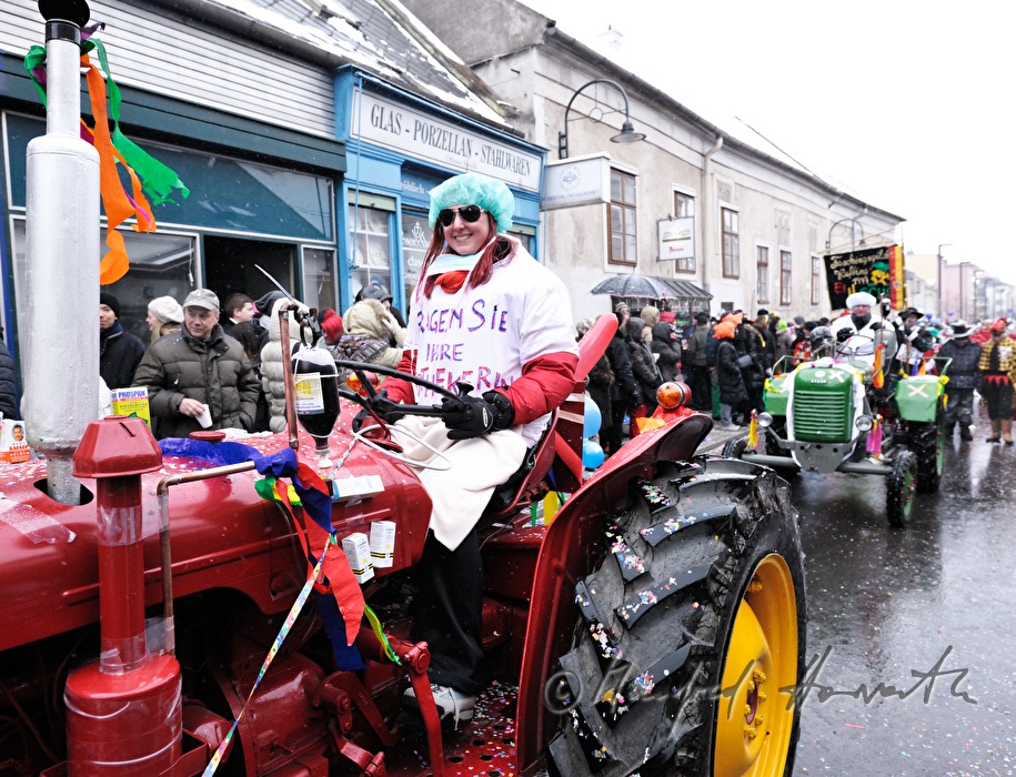 Traktorfahrer  beim Faschingsumzug