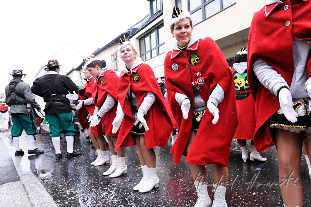 Mädchen-Gilde als Russinnen verkleidet beim Faschingsumzug