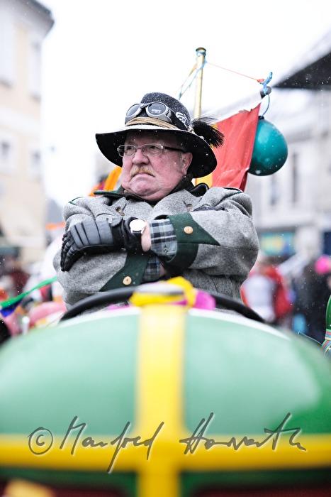 Traktorfahrer  beim Faschingsumzug
