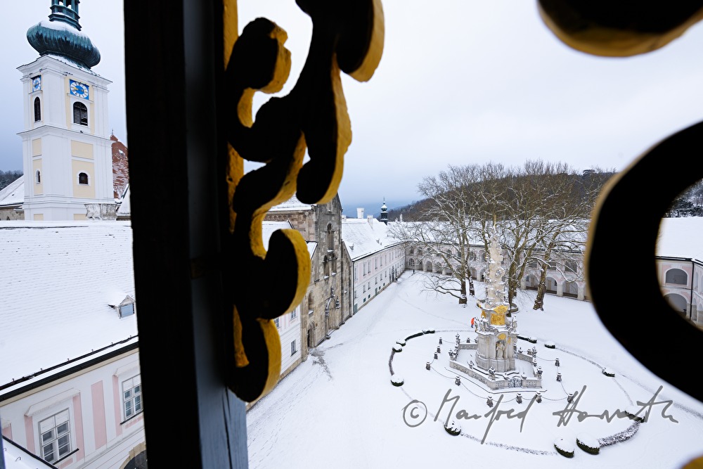 Dreifaltigkeitssäule (Pestsäule) und Innenhof mit Stiftskirche