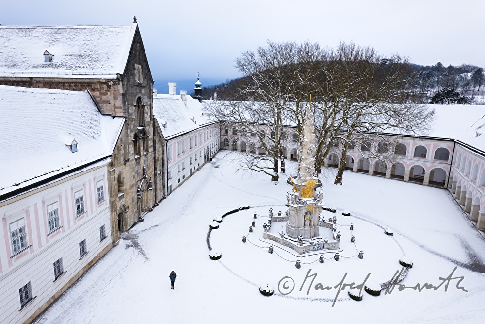 Dreifaltigkeitssäule (Pestsäule) und Innenhof mit Stiftskirche